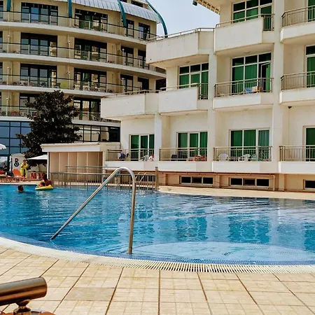 Stunning Private Beachfront With Pool Access Apartment *